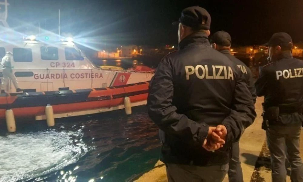 "Βουλιάζει" η Λαμπεντούζα - Πάνω από 1.200 μετανάστες και πρόσφυγες αποβιβάστηκαν σε ένα 24ωρο (Βίντεο)